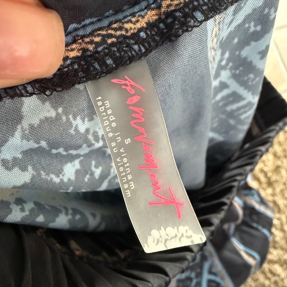 Free People Movement Light Weight Visionary Print Cargo Pants Size Small - Picture 5 of 11